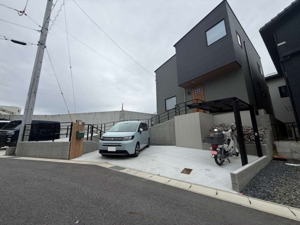 岡崎市の新築外構で施工した土間コンクリート刷毛引き仕上げの駐車スペース