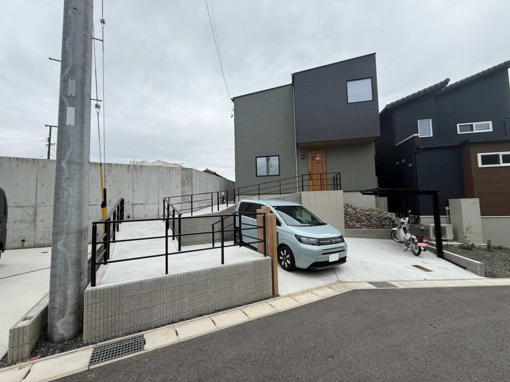 岡崎市の高低差2mの敷地を活かしたモダンな新築外構の全景
