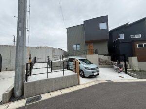 岡崎市の高低差2mの敷地を活かしたモダンな新築外構の全景