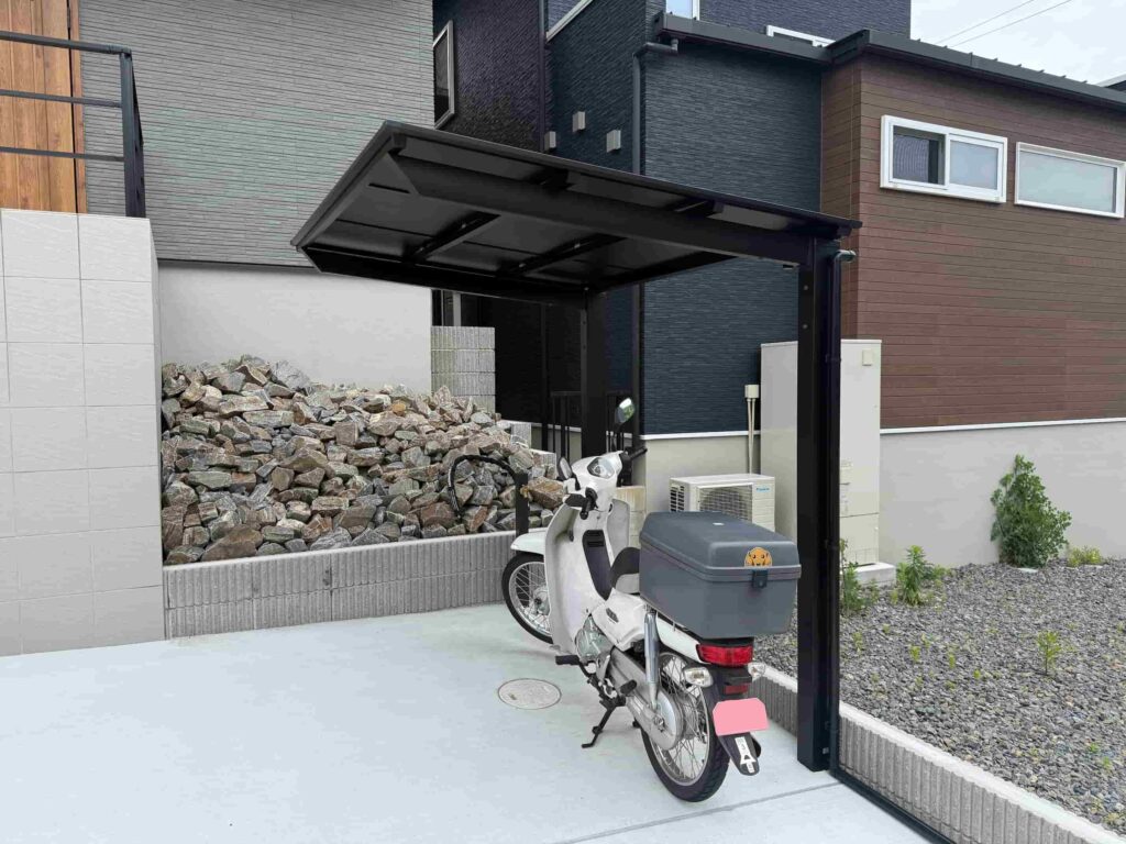 岡崎市の施工事例でブラックカラーで統一したLIXILネスカFミニのサイクルポート